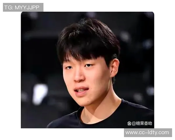 杨瀚森的发型之争：剃掉锅盖头选择寸头或光头更显魅力